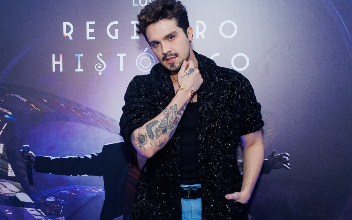 Luan Santana posa para clique nos bastidores de show