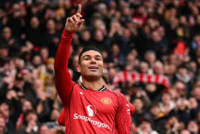 Brasileiros brilham e Manchester United vence Aston Villa pelo Campeonato Inglês