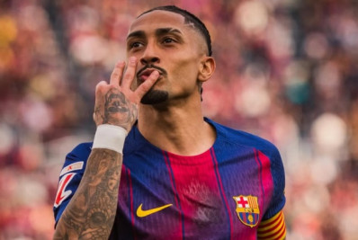 Com três gols de Raphinha, Barcelona goleia Sevilla e retoma vantagem sobre Real no Espanhol