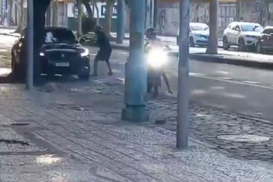 Vídeo! PM reage a tentativa de assalto e troca tiros com bandidos em Vila Isabel