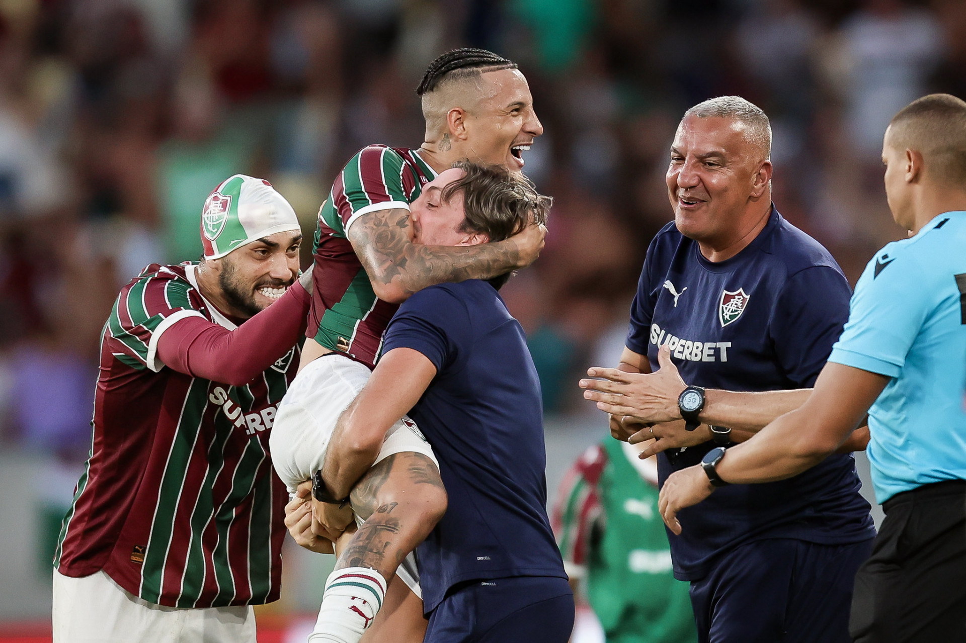Arana comemora terceiro gol do Fluminense com comissão técnica - Marcelo Gonçalves / Fluminense