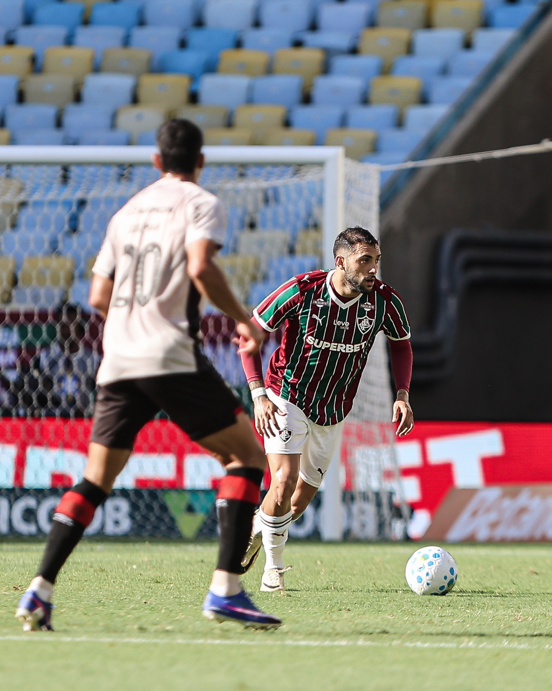 Defesa do Tricolor em saída de bola - Lucas Merçon / Fluminense