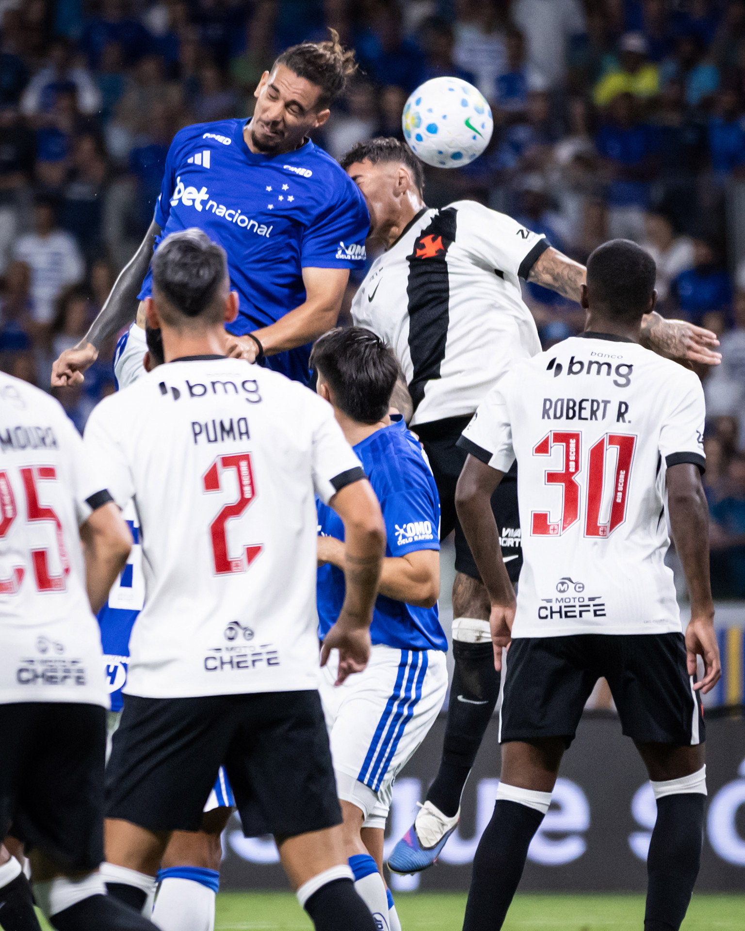 Jogadores disputam bola a&eacute;rea no jogo entre Cruzeiro e Vasco - Gustavo Aleixo / Cruzeiro 