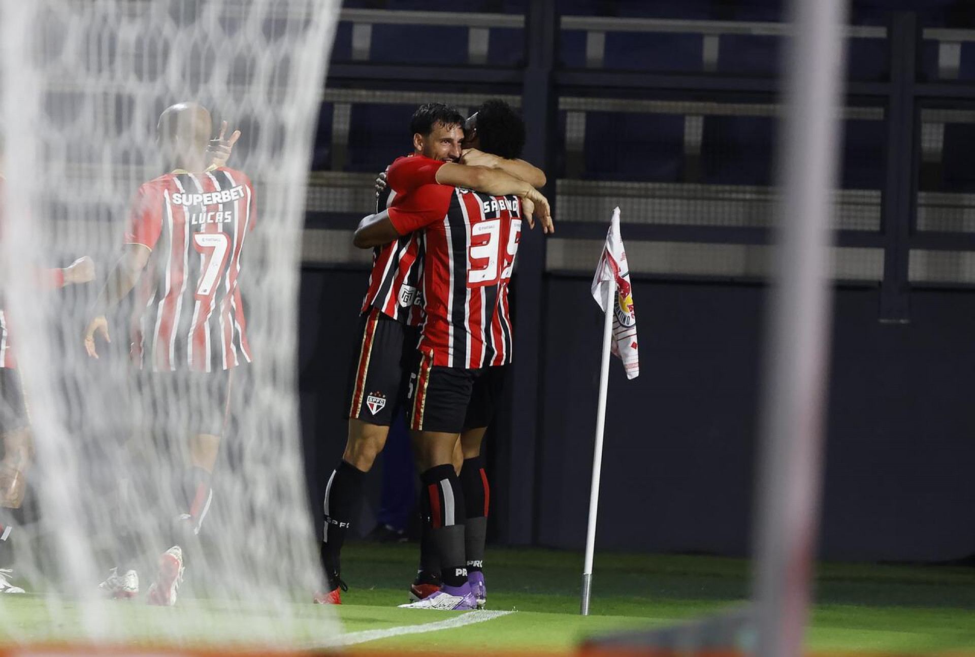 Calleri celebra virada do S&atilde;o Paulo: ”Viramos um jogo que normalmente n&atilde;o virava”