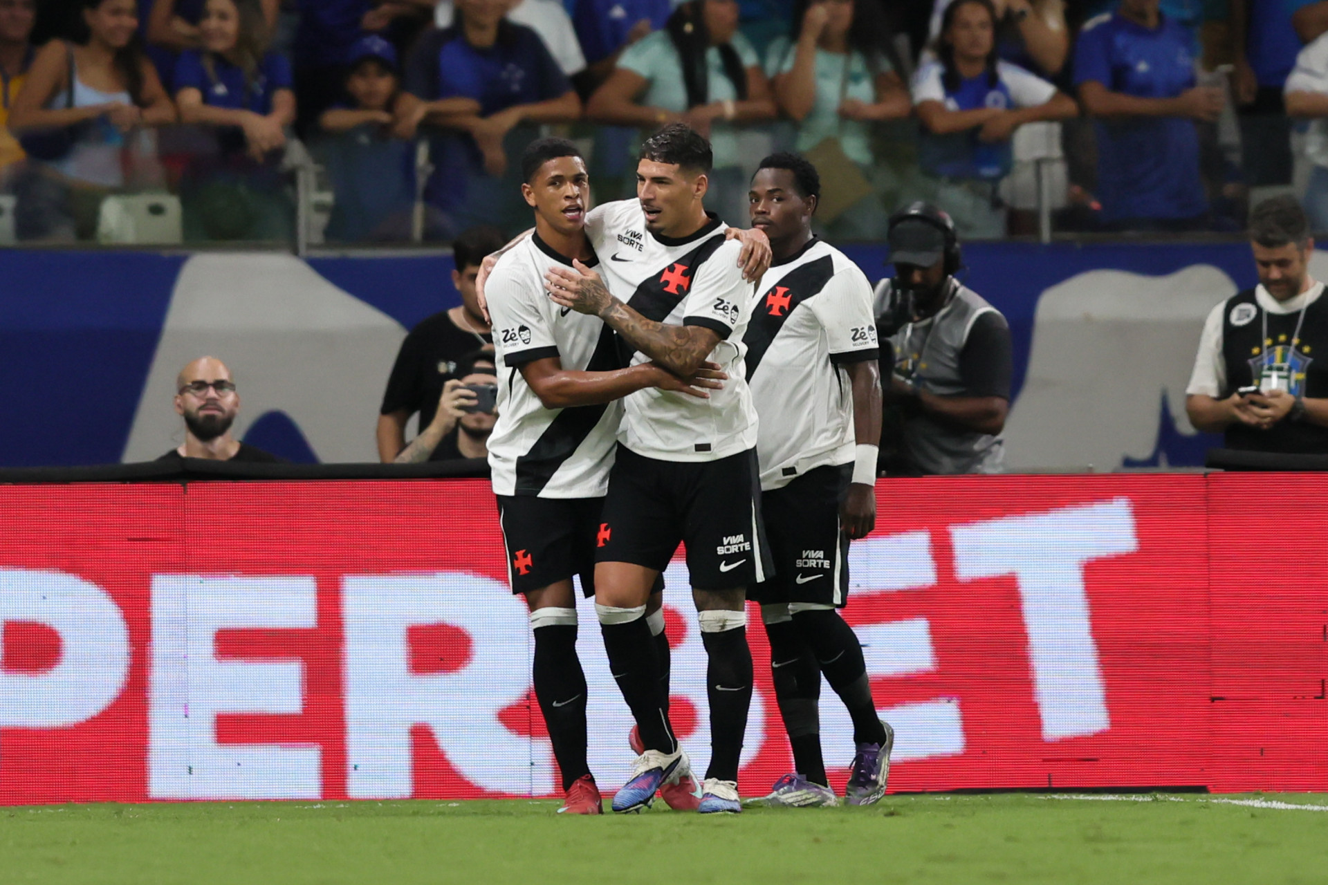 Cauan Barros comemora seu gol durante partida contra o Cruzeiro - Gilson Lobo / AGIF / Estad&atilde;o Conte&uacute;do