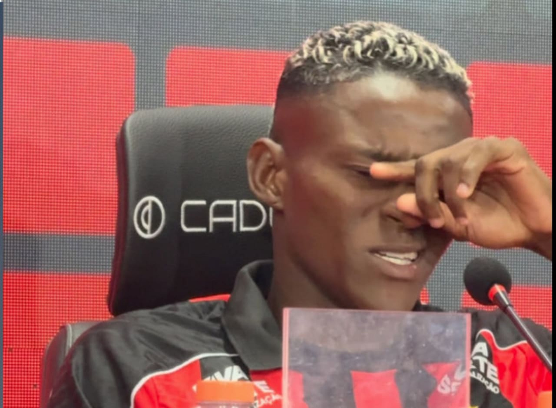 Torcedor do Vit&oacute;ria, Anderson Pato estreia e &eacute; ovacionado