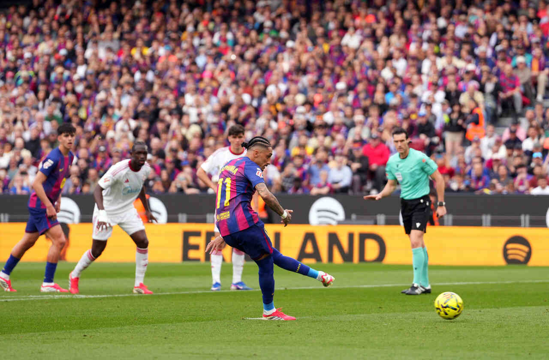 Raphinha brilha, e Barcelona vence mais uma na La Liga