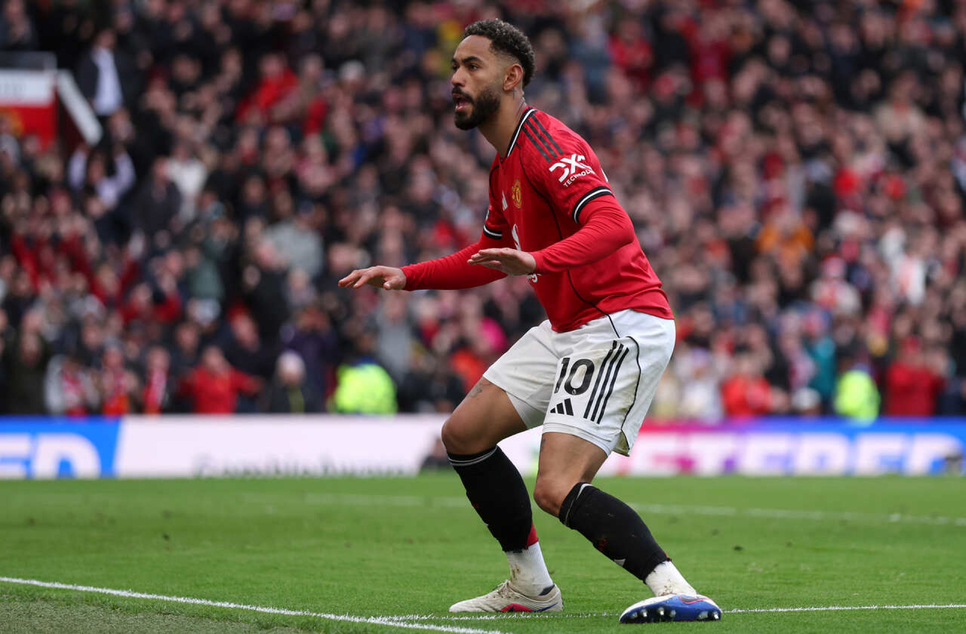 Brasileiros marcam e United vence o Aston Villa, consolidando o 3&ordm; lugar no Ingl&ecirc;s