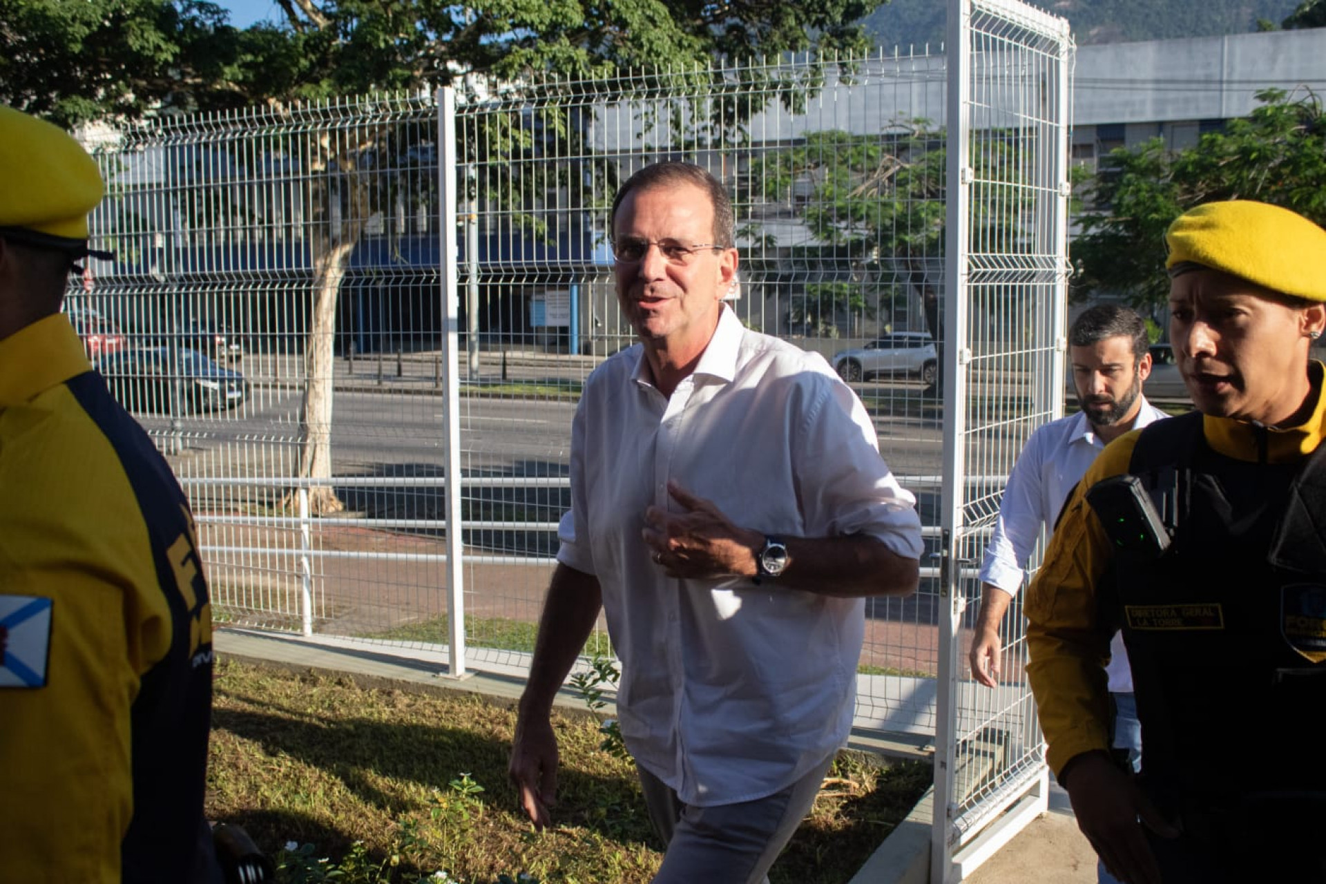 Eduardo Paes acompanhou a saída do efetivo da Força Municipal na base do Leblon - Érica Martin / Agência O Dia