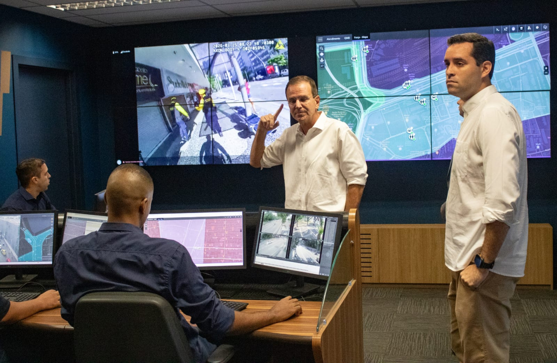 Eduardo Paes e Eduardo Cavaliere acompanharam a atuação na sala do COR - Érica Martin / Agência O Dia