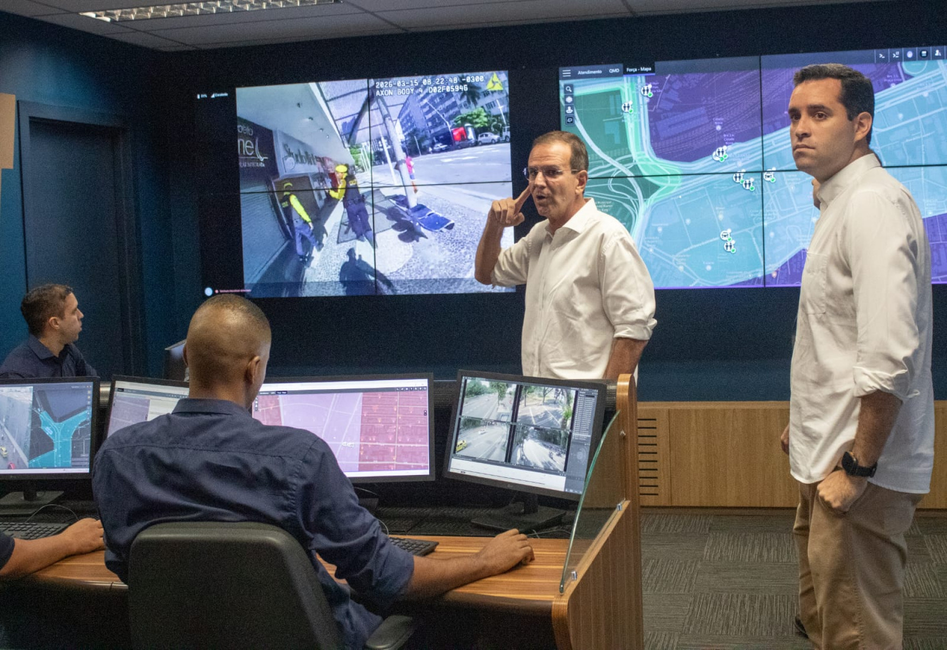 Eduardo Paes e Eduardo Cavaliere acompanharam a atuação na sala do COR - Érica Martin / Agência O Dia