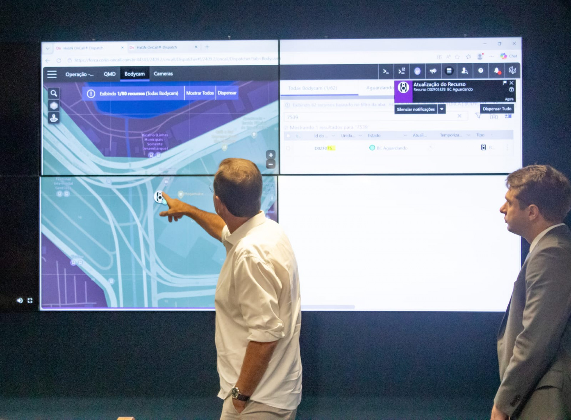Eduardo Paes e Brenno Carnevale acompanharam a atuação na sala do COR - Érica Martin / Agência O Dia