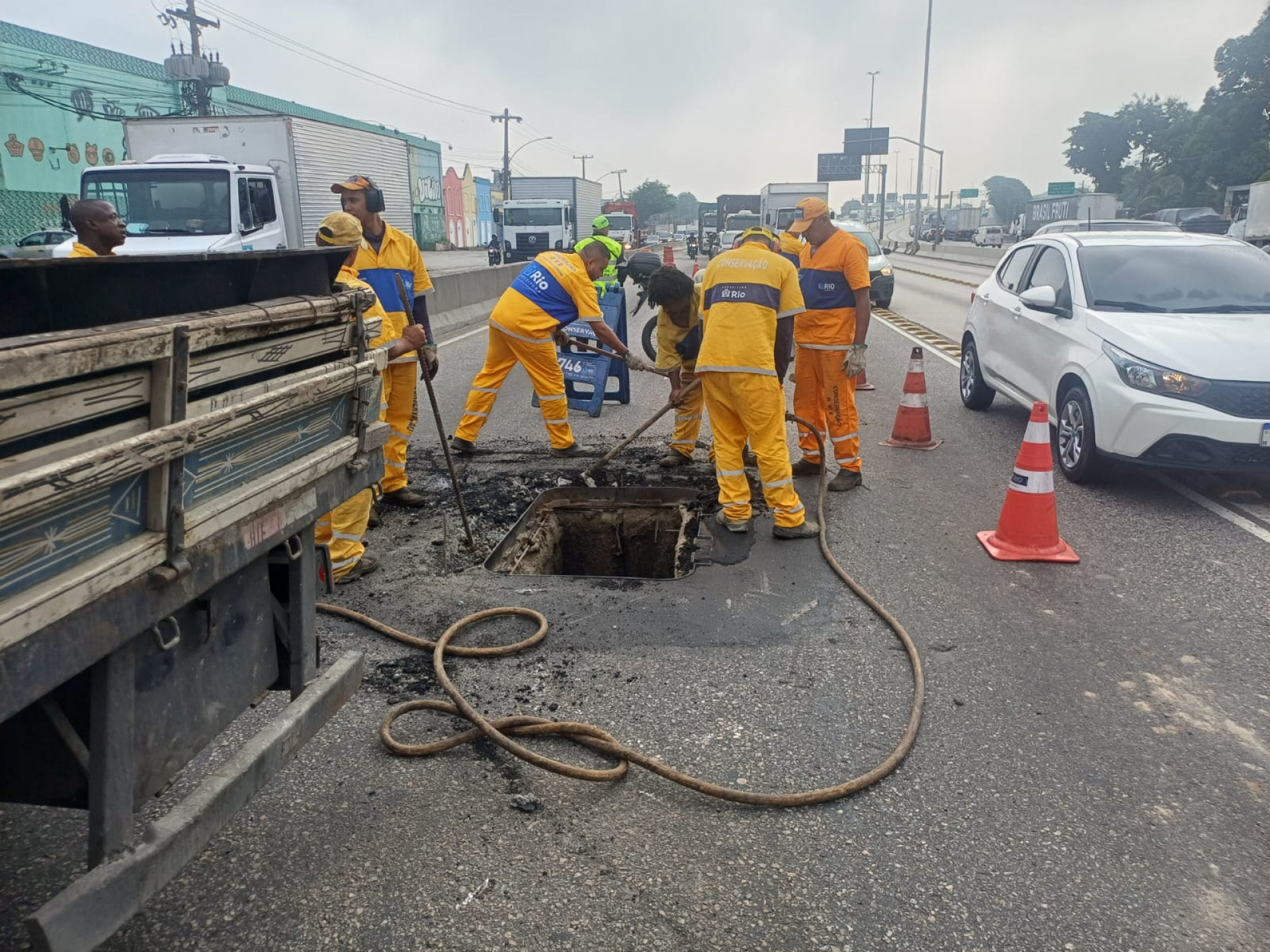 Equipe da Secretaria de Conservação trabalha no local na manhã desta segunda-feira - Divulgação / Secretaria de Conservação