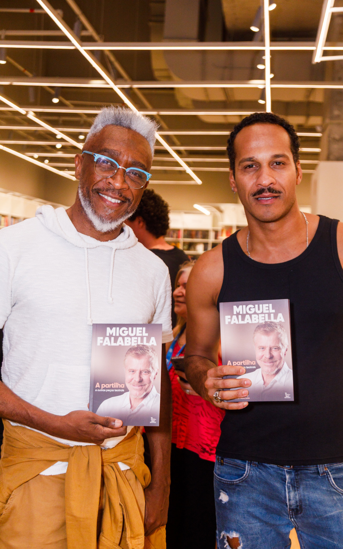 Miguel Falabella lança livro em São Paulo e recebe famosos