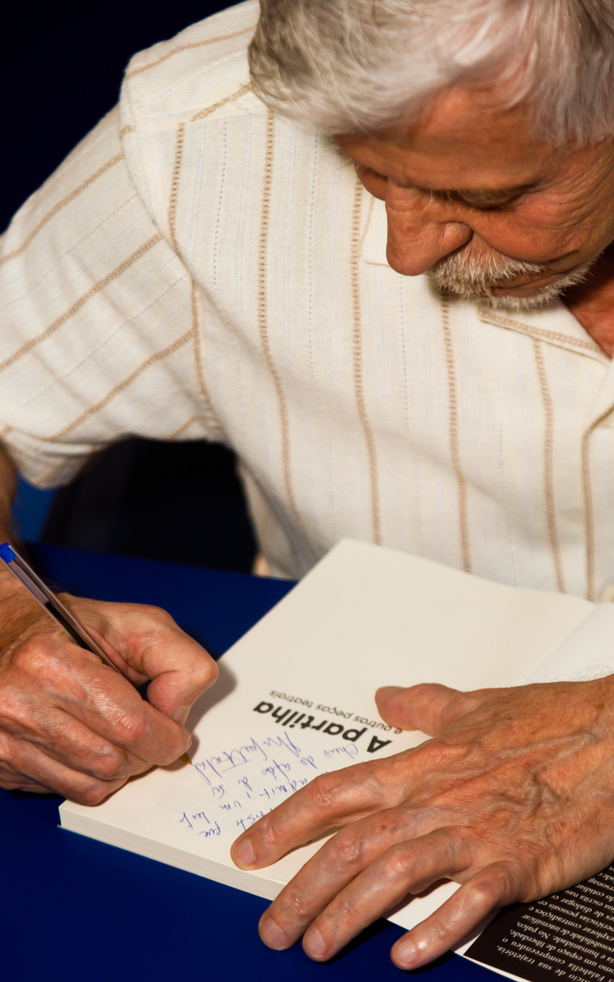 Miguel Falabella lança livro em São Paulo e recebe famosos