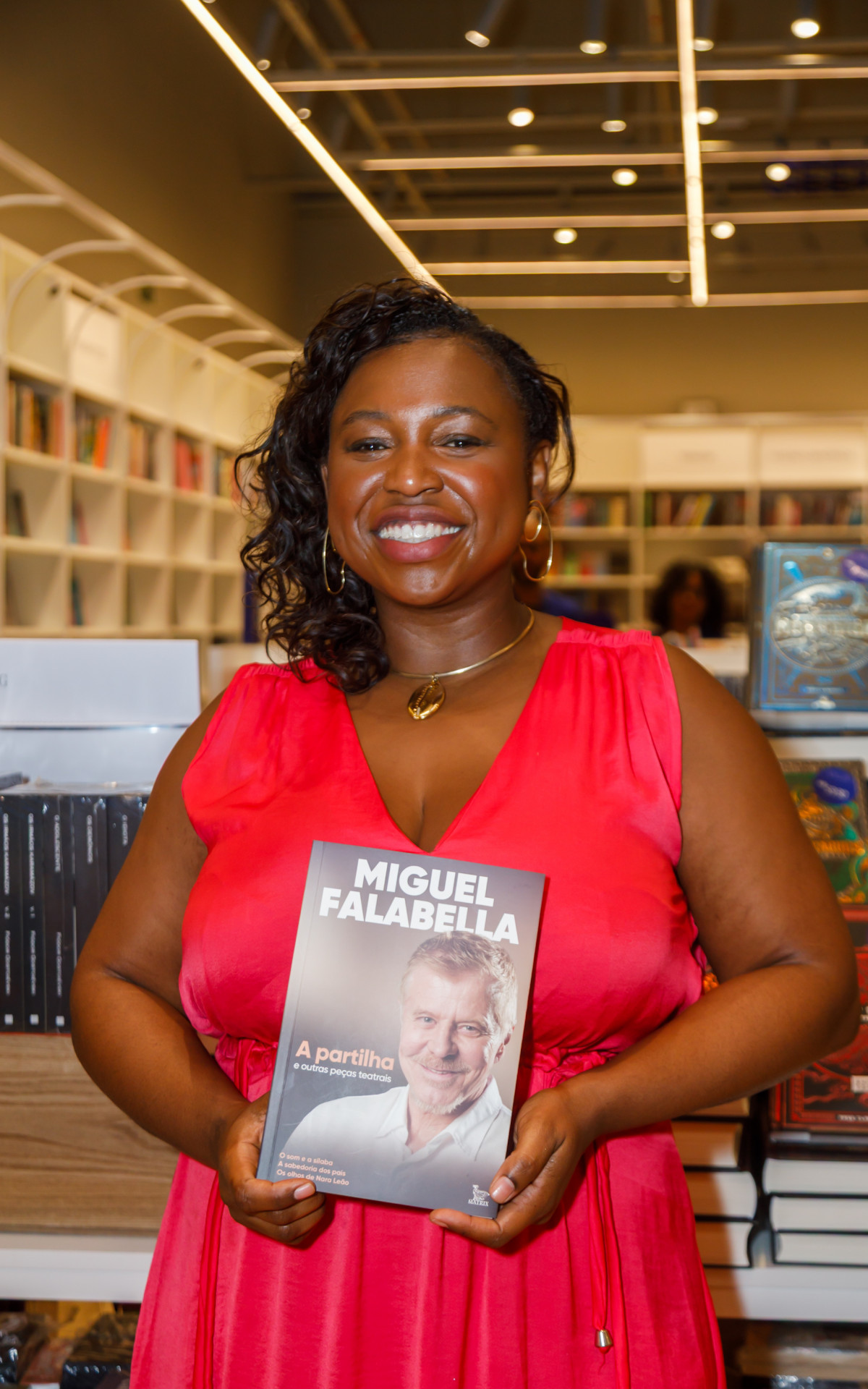 Miguel Falabella lança livro em São Paulo e recebe famosos