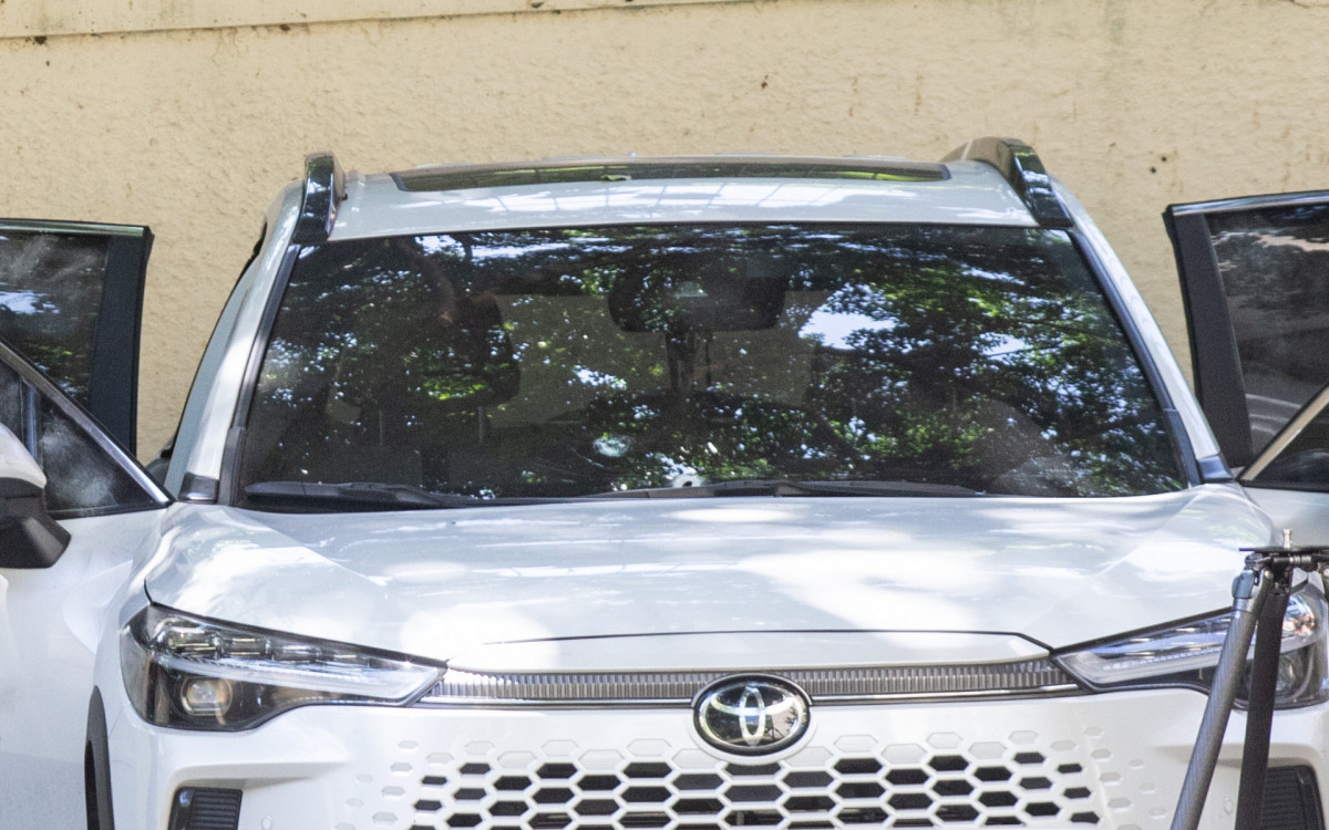 Policiais realizaram per&iacute;cia no carro da m&eacute;dica na sede da DHC