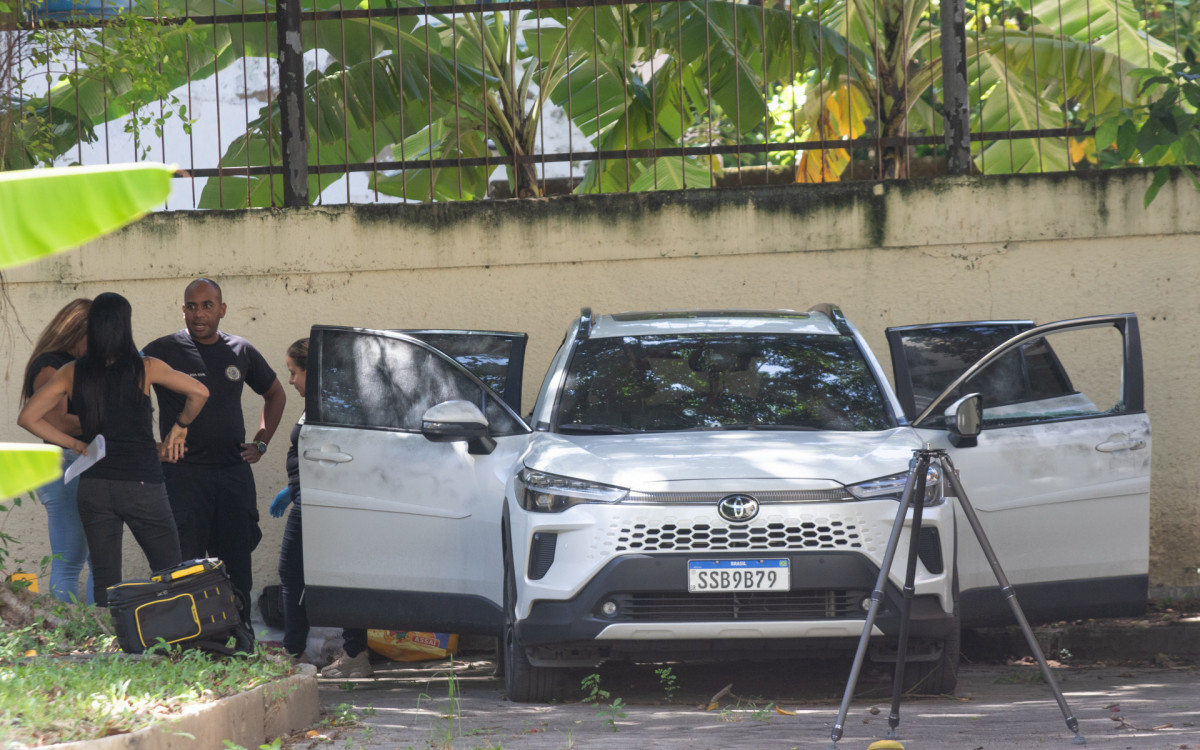 Policiais realizaram per&iacute;cia no carro da m&eacute;dica na sede da DHC