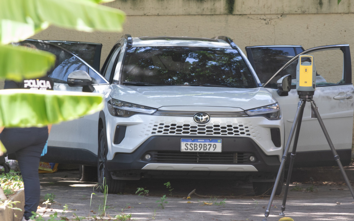 Policiais realizaram per&iacute;cia no carro da m&eacute;dica na sede da DHC