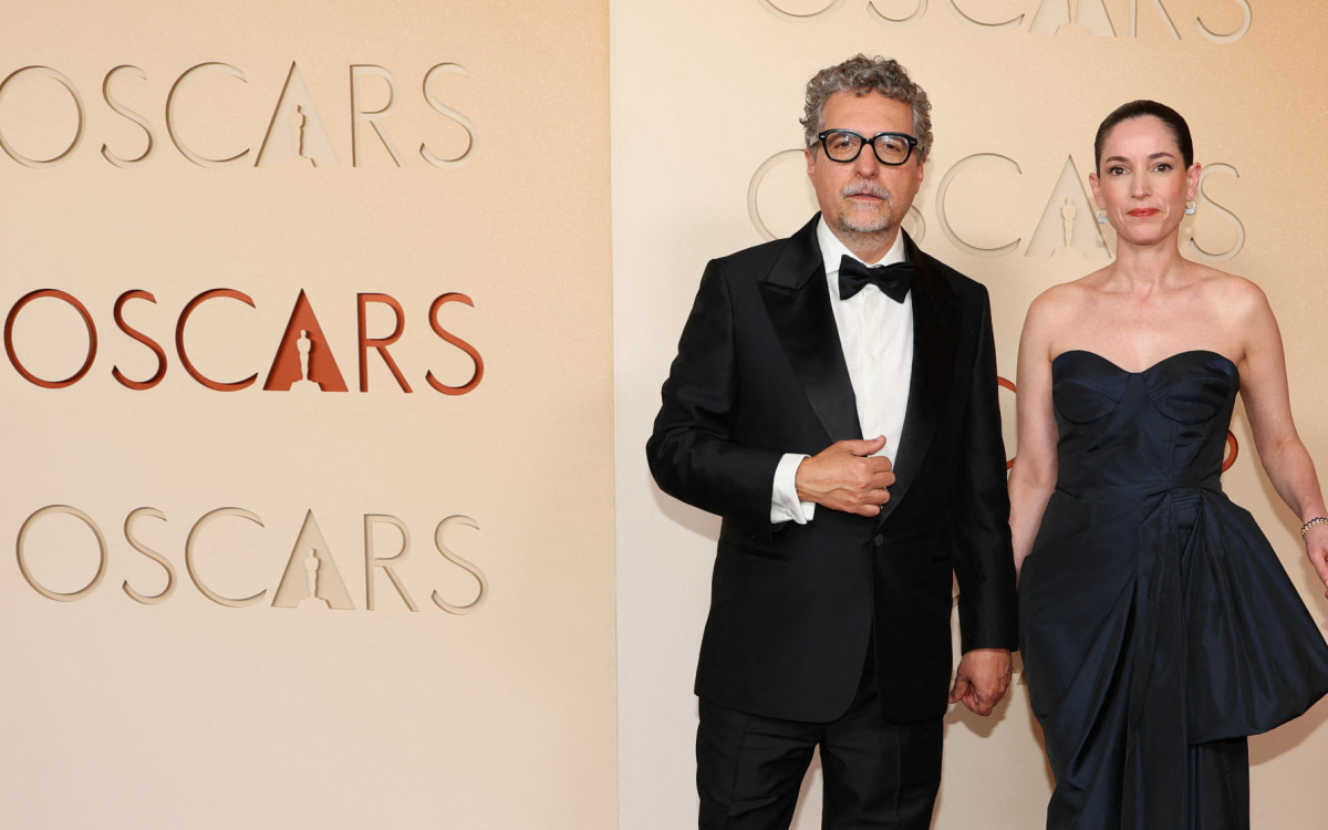 Diretor brasileiro Kleber Mendonça Filho e a produtora francesa Emilie Lesclaux no Oscar