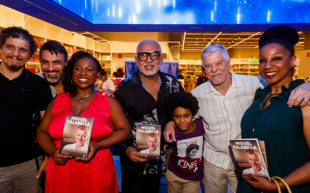 Miguel Falabella lança livro em São Paulo e recebe famosos