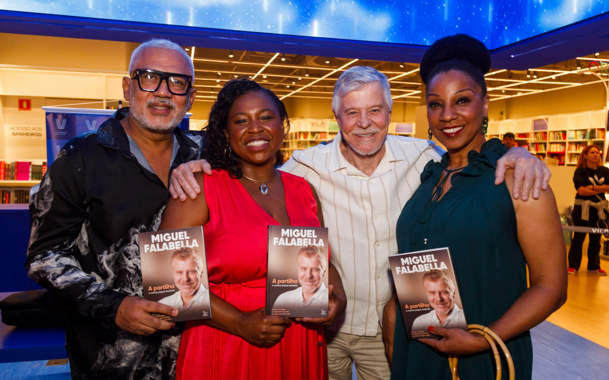 Miguel Falabella lança livro em São Paulo e recebe famosos