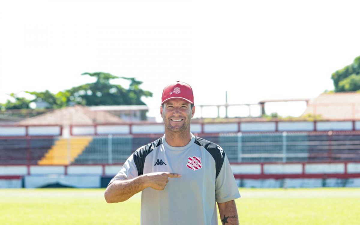 Thiago Neves foi apresentado nesta segunda-feira como técnico do sub-20 do Bangu