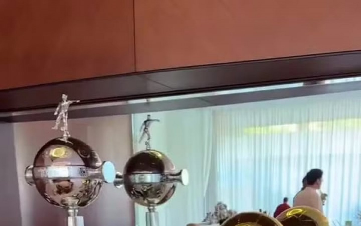 T&eacute;vez revela mans&atilde;o luxuosa em tour com Patrice Evra e Ji-Sung Park