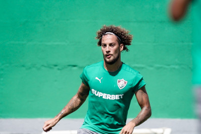 Desfalque nos últimos dois jogos, Guga participa de treino no Fluminense