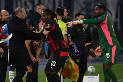 Vídeo: jogador se irrita com substituição e rejeita abraço do próprio técnico