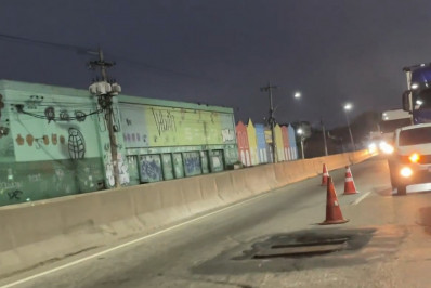 Bueiro sem tampa abre buraco na Avenida Brasil e fura pneus de carros