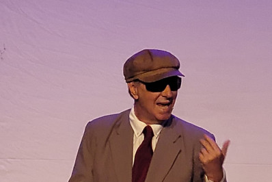 Chico Xavier em Pessoa ocupa o palco de teatro em Icaraí