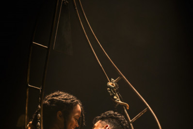 'Crepúsculo das Máscaras' se apresenta no Gomeia Galpão Criativo, em Caxias