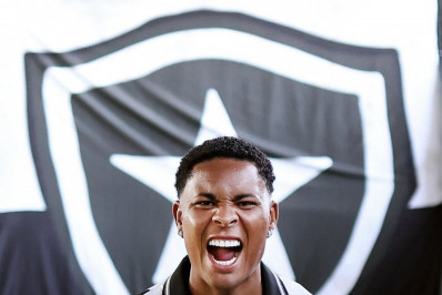 Botafogo anuncia a contratação de Caio Roque para a lateral-esquerda