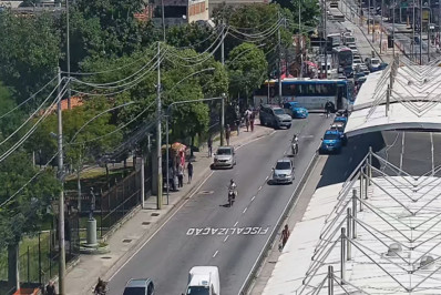 Ônibus são usados como barricada após morte de suspeito em operação da PM na Praça Seca