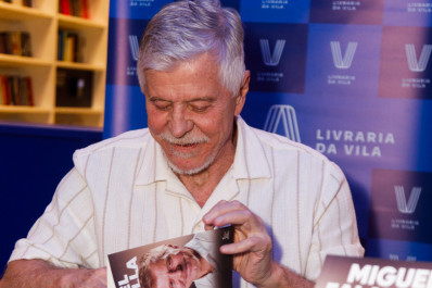 Miguel Falabella lança livro em São Paulo e recebe famosos