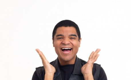 Pahby leva ao Teatro Rival Petrobras espetáculo que transforma as próprias dores em humor