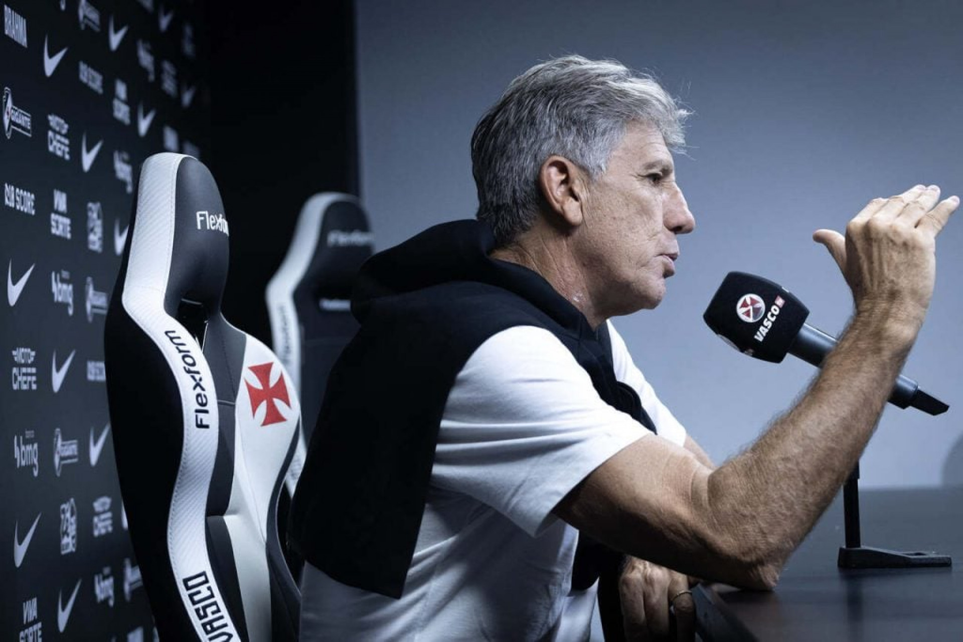 Renato Ga&uacute;cho exalta postura do Vasco e defende Barros