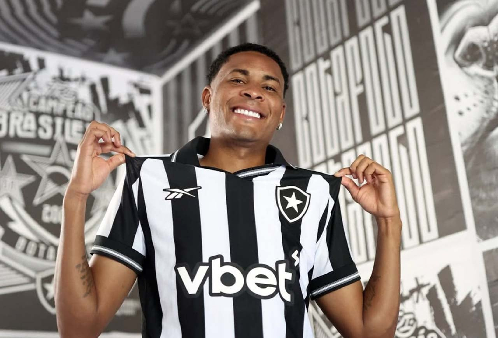 Botafogo anuncia Roque, ex-Portuguesa, para a lateral esquerda