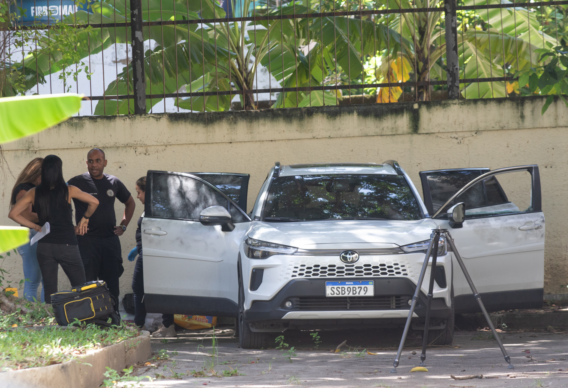 Policiais realizaram per&iacute;cia no carro da m&eacute;dica na sede da DHC - &Eacute;rica Martin/Ag&ecirc;ncia O Dia