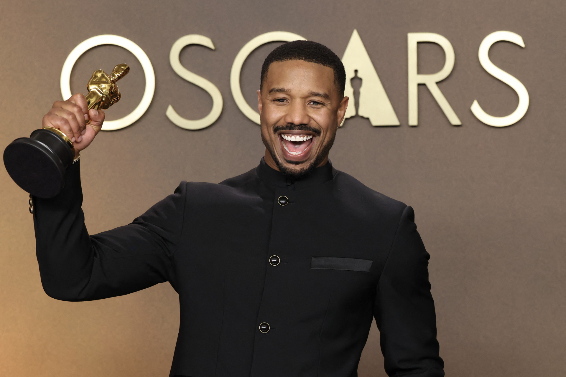 Michael B. Jordan venceu a categoria de Melhor Ator por 'Pecadores' - AFP