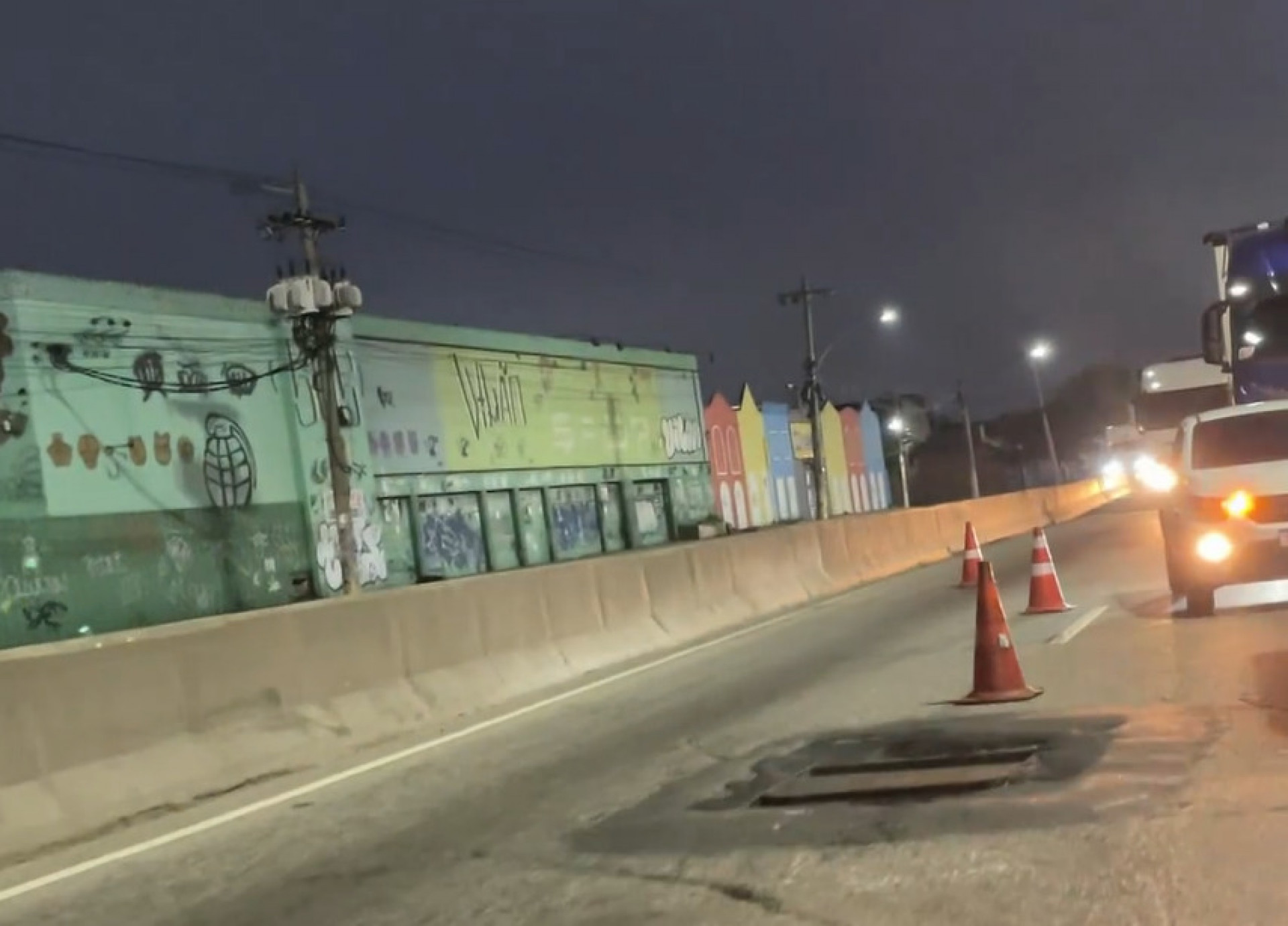 Tampa de bueiro se abriu e formou um grande buraco na Avenida Brasil - Reprodução / TV Globo