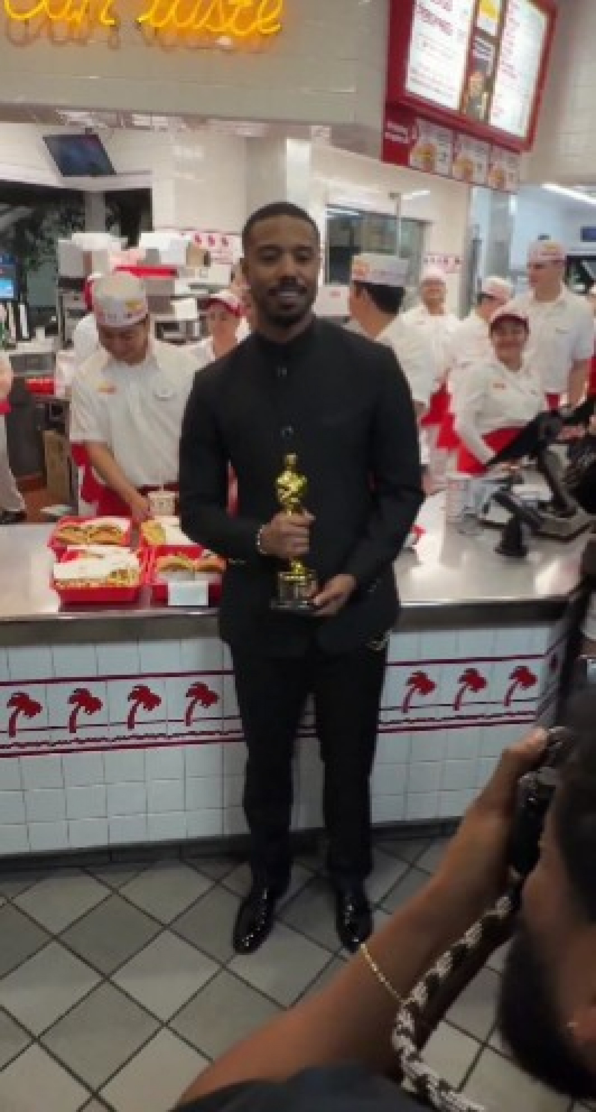 Michael B. Jordan segura estatueta do Oscar em fast food - Reprodução de vídeo / X