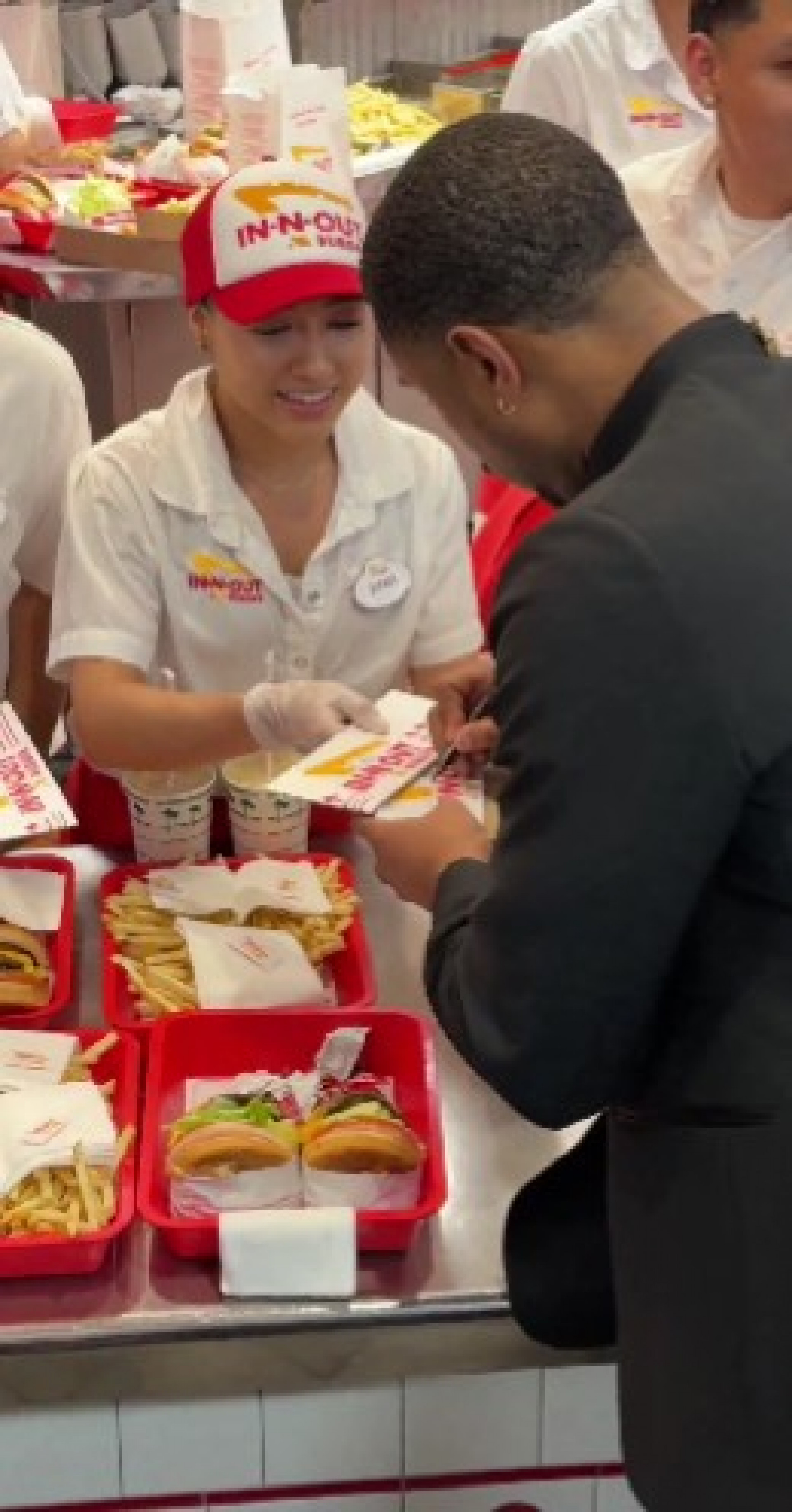 Michael B. Jordan distribui autógrafos em fast food após vencer Oscar - Reprodução de vídeo / X