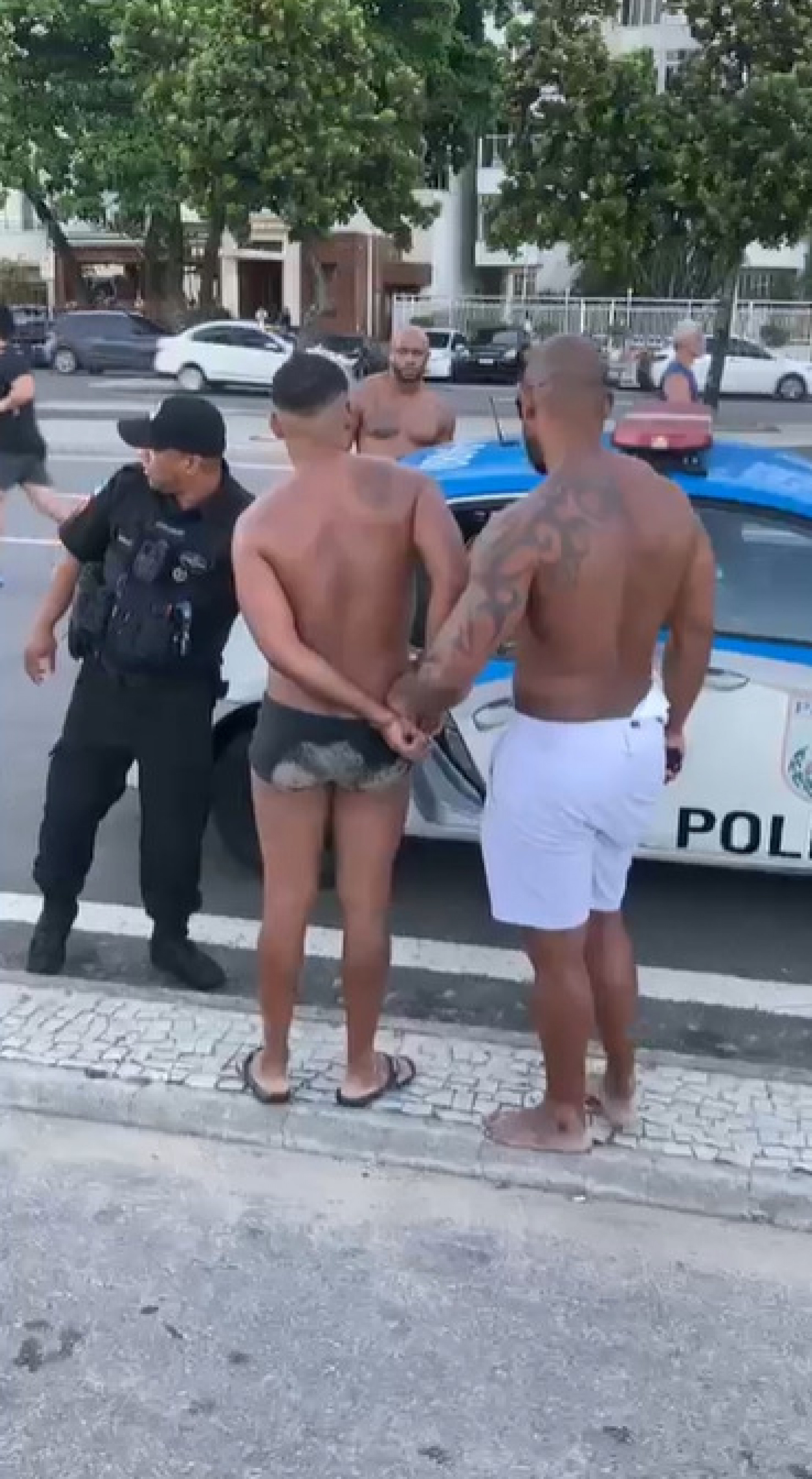 Traficante foi preso durante momento de lazer na Praia de Copacabana - Divulgação / PMERJ