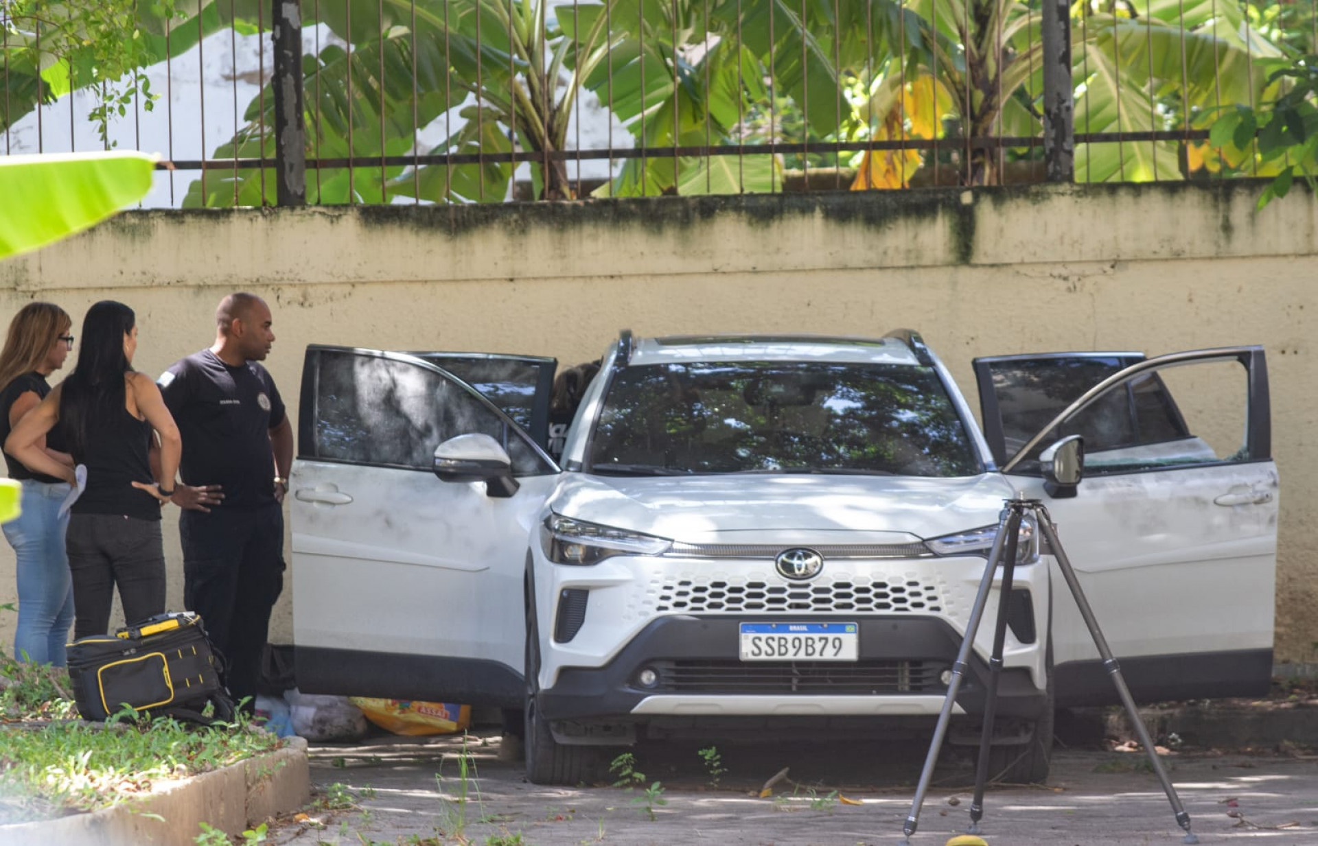 Carro passou por perícia na sede da DHC, na Barra da Tijuca - Érica Martin / Agência O Dia