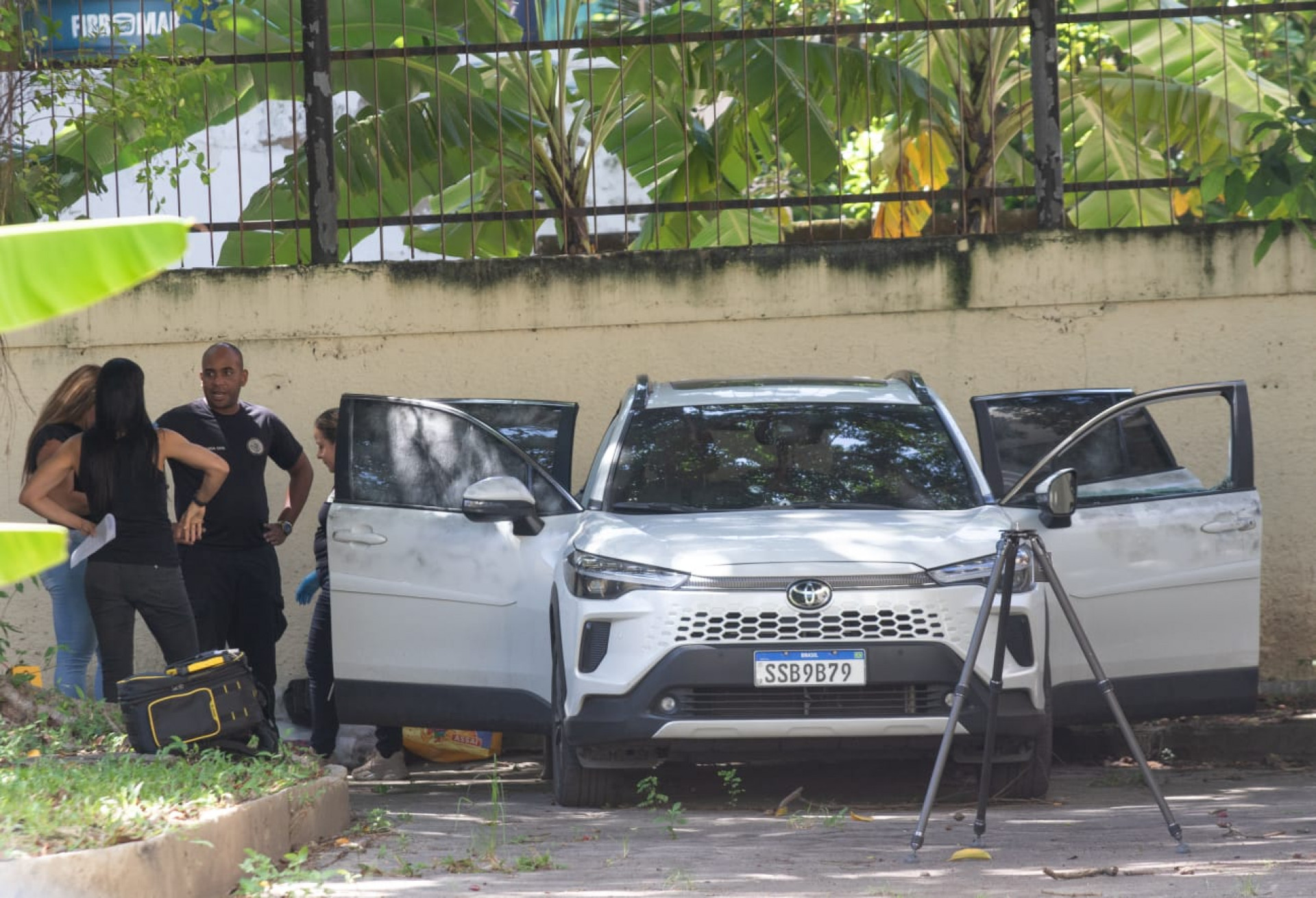 Carro passou por perícia na sede da DHC, na Barra da Tijuca - Érica Martin / Agência O Dia