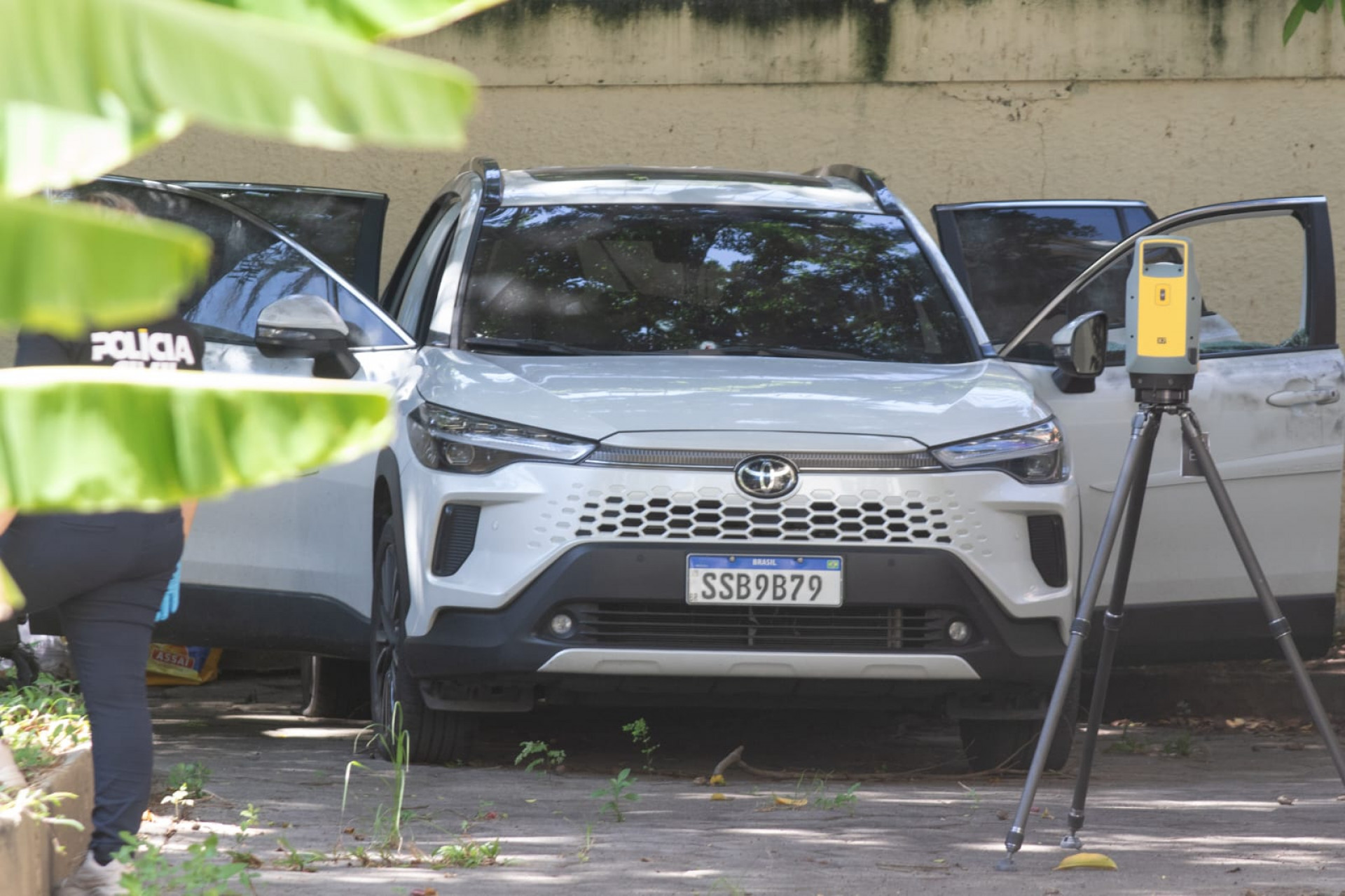 Carro passou por perícia na sede da DHC, na Barra da Tijuca - Érica Martin / Agência O Dia