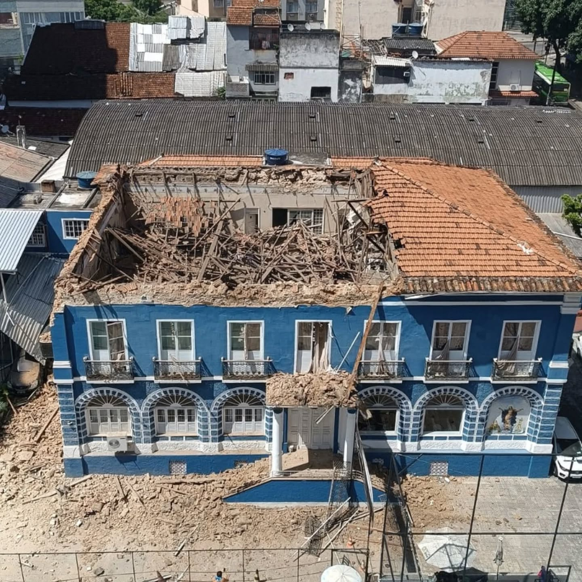 Telhado do clube Casa dos Poveiros desabou - Reprodução / Redes Sociais