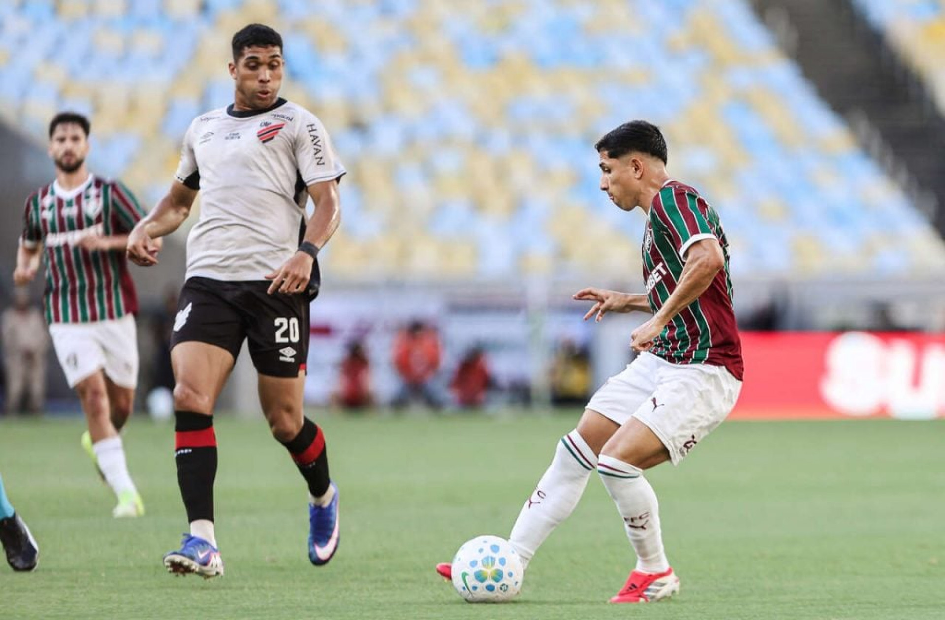 Savarino vira “gar&ccedil;om” e refor&ccedil;a parceria com Acosta